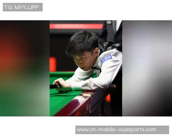 排面！赵心童拜访曼城受热捧 5万观众前秀世锦赛奖杯 获赠147号球衣